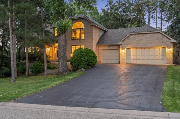 1315 Donegal DR, Woodbury, MN 55125