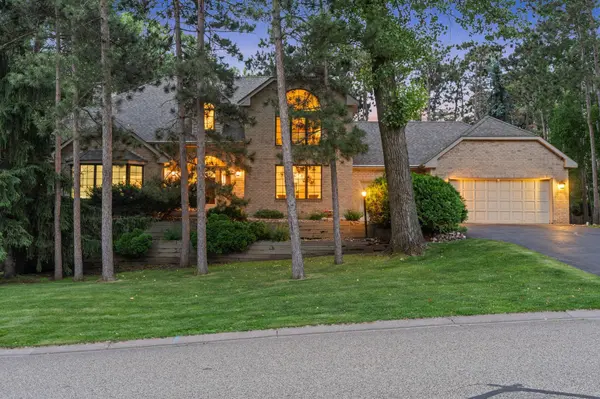 1315 Donegal DR, Woodbury, MN 55125