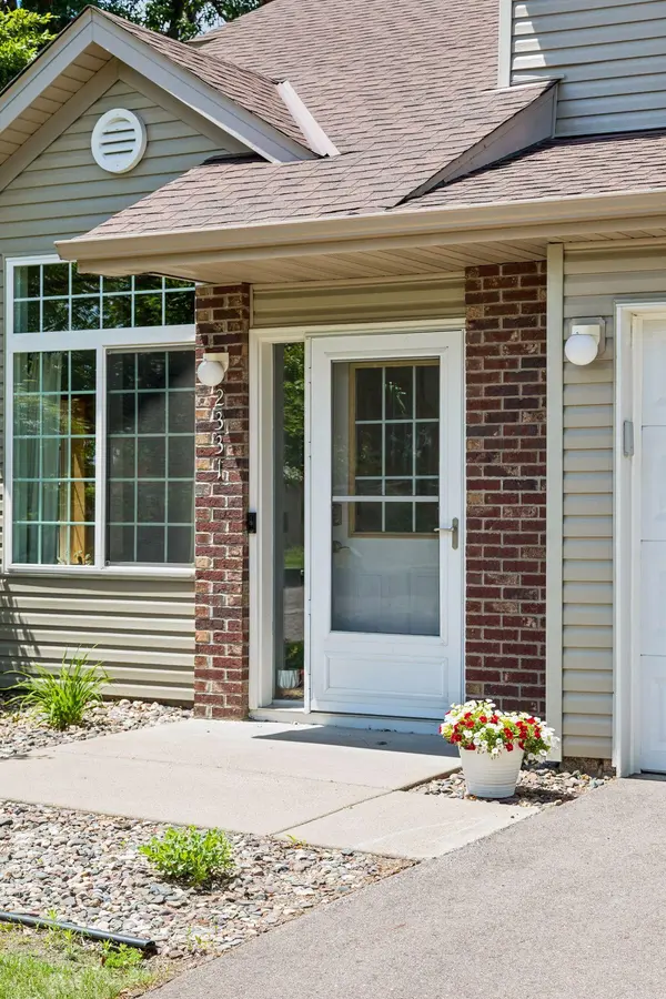 2331 Oakridge CIR, Hudson, WI 54016