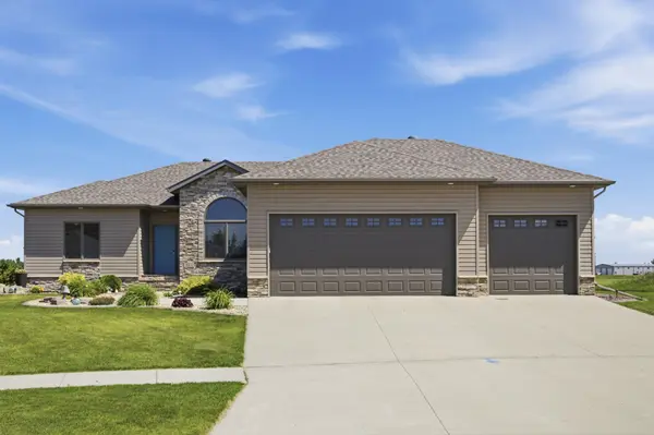 501 Willow Bend CIR, Casselton, ND 58012