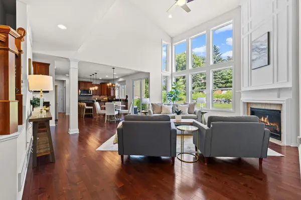2550 Arrowhead LN, Chanhassen, MN 55317