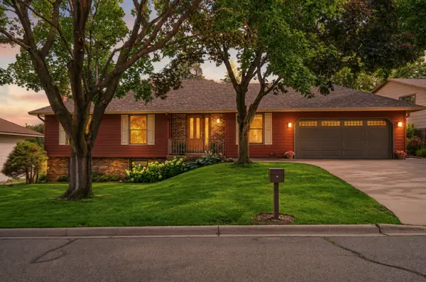 108 Knoll CIR E, Burnsville, MN 55337