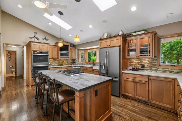 920 Pershing CIR, Burnsville, MN 55306