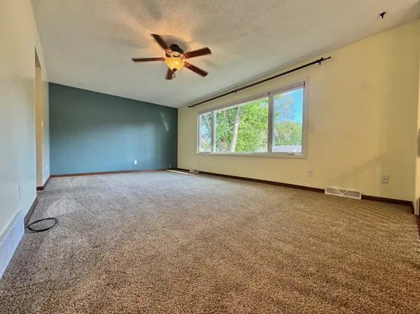 301 Southview DR, Marshall, MN 56258