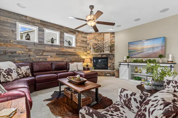 617 Eastgate Pkwy, Mahtomedi, MN 55115