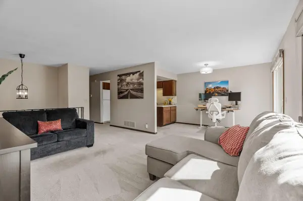 4656 Ridge Cliff DR, Eagan, MN 55122