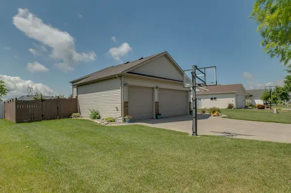 1087 Parkway LN, West Fargo, ND 58078