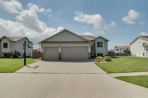 1087 Parkway LN, West Fargo, ND 58078