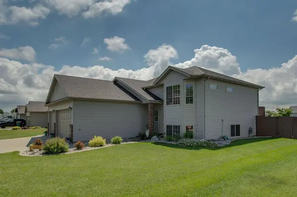 1087 Parkway LN, West Fargo, ND 58078