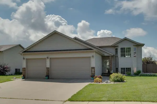 1087 Parkway LN,  West Fargo,  ND 58078