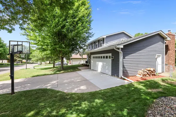 3287 Churchill DR, Woodbury, MN 55125
