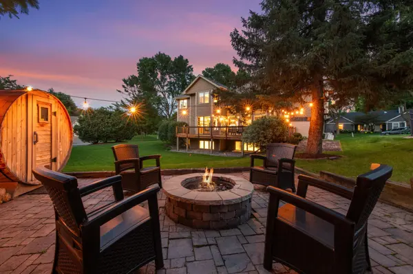 800 Fox CT, Chanhassen, MN 55317