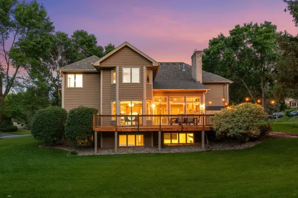 800 Fox CT, Chanhassen, MN 55317