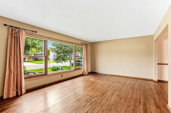7033 Courtly RD, Woodbury, MN 55125