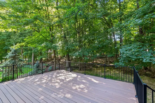 2109 Stone Creek DR, Chanhassen, MN 55317