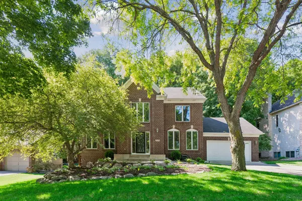 2109 Stone Creek DR, Chanhassen, MN 55317