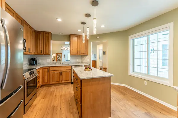 737 Markgrafs Lake Draw, Woodbury, MN 55129