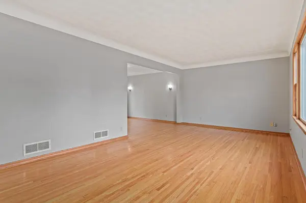1367 Price AVE E, Maplewood, MN 55109
