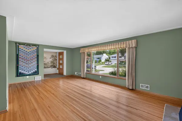 5133 Meadow RDG, Edina, MN 55439
