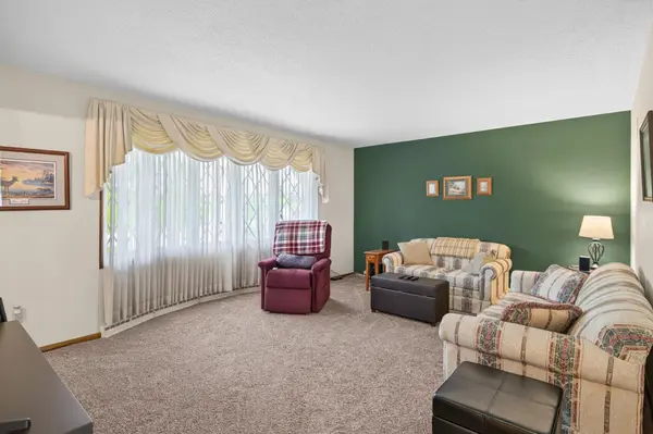 1589 Crest DR, Chaska, MN 55318