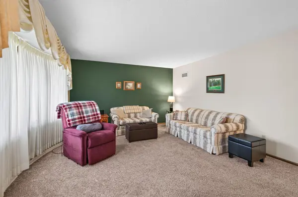 1589 Crest DR, Chaska, MN 55318