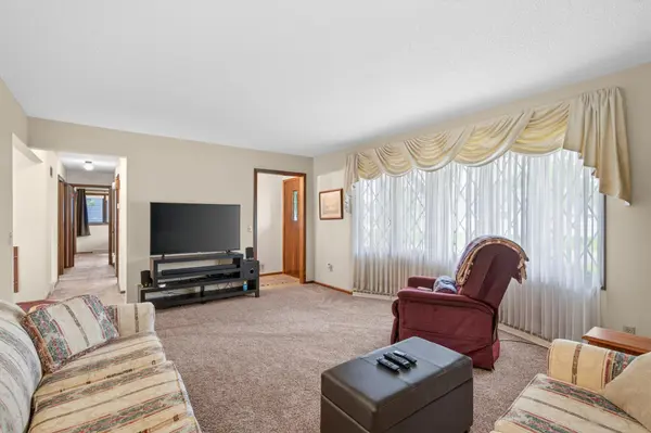 1589 Crest DR, Chaska, MN 55318