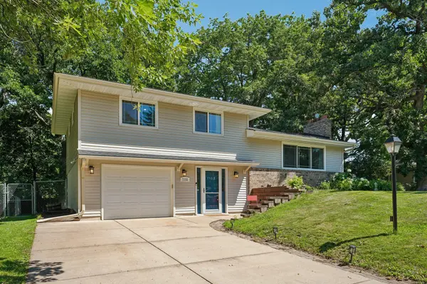 7132 Courtly RD, Woodbury, MN 55125