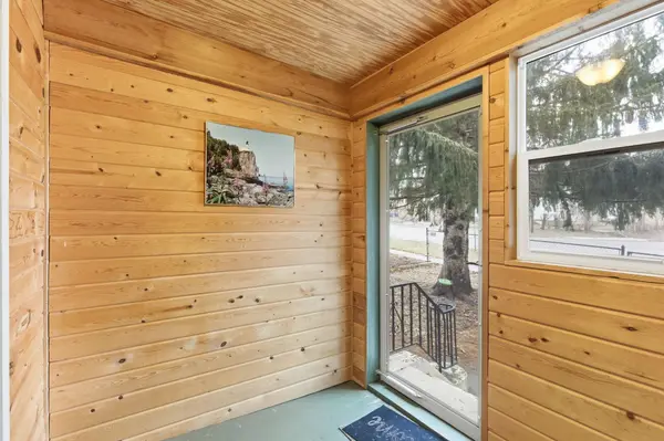 902 Dodd RD, West Saint Paul, MN 55118