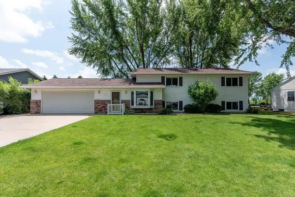 211 Holly LN, Janesville, MN 56048