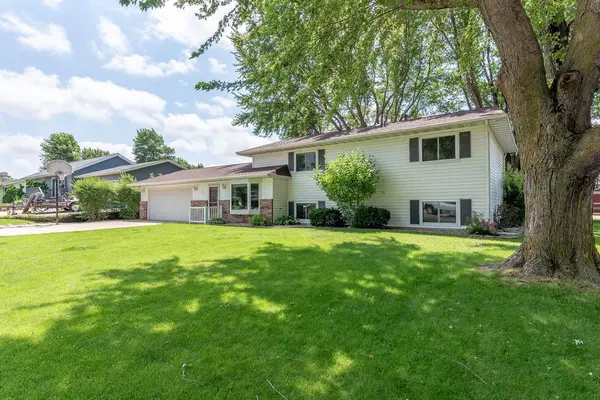 211 Holly LN, Janesville, MN 56048