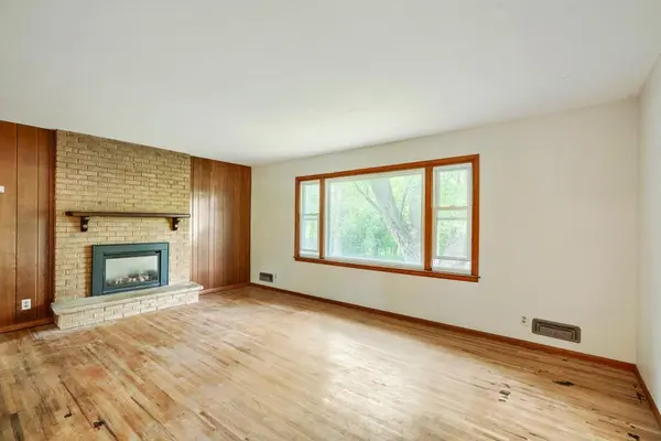 116 Hayes RD, Apple Valley, MN 55124