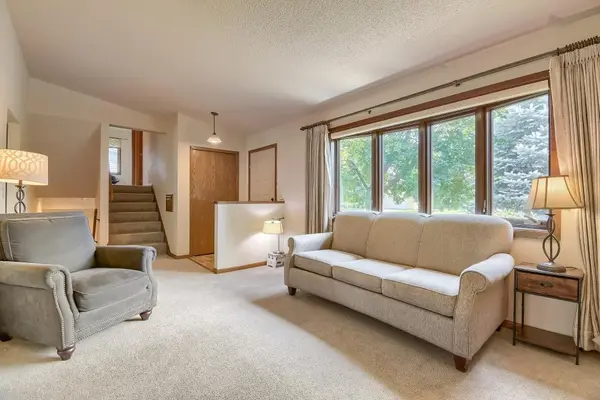 383 Belmont LN E, Maplewood, MN 55117
