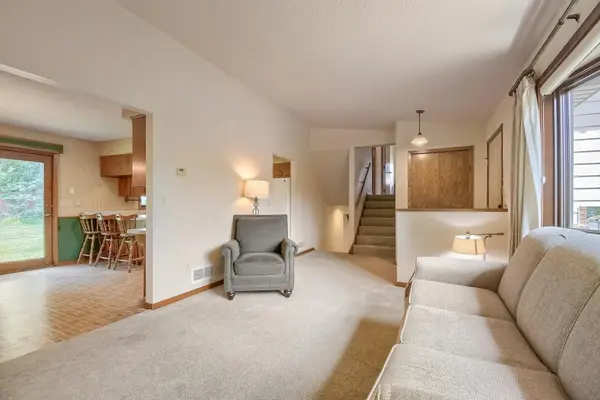 383 Belmont LN E, Maplewood, MN 55117