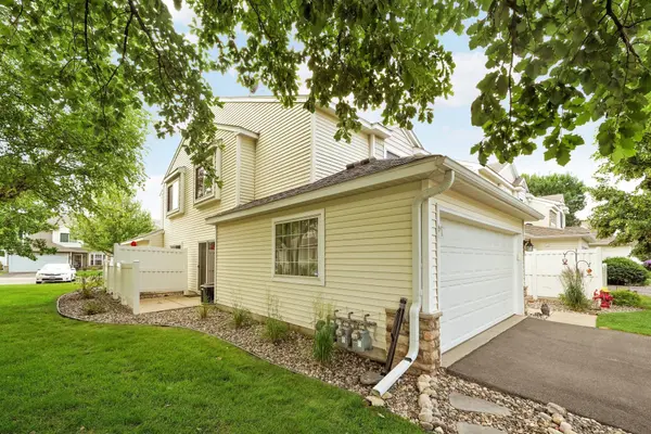 2723 Wagon Wheel Curve, Chaska, MN 55318