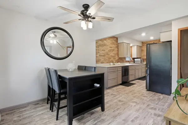 4250 Diamond DR, Eagan, MN 55122
