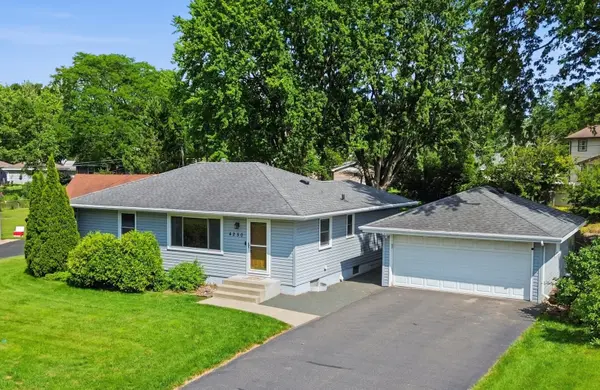 4250 Diamond DR, Eagan, MN 55122