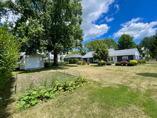 18 S Paffrath AVE, Springfield, MN 56087