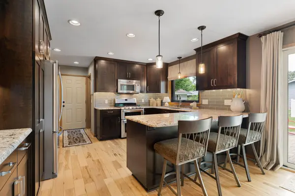 406 Ridge CIR, Albert Lea, MN 56007