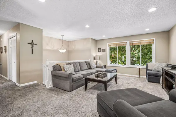 506 Laredo LN, Chanhassen, MN 55317