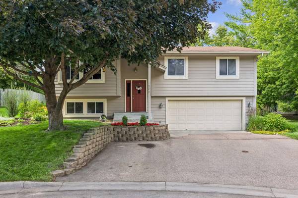 506 Laredo LN, Chanhassen, MN 55317