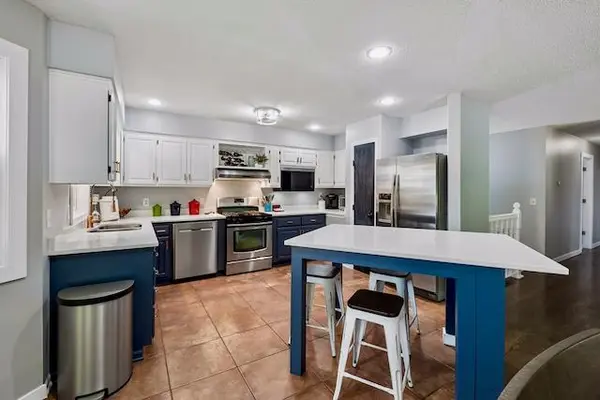 626 Hillside DR, Eagan, MN 55121