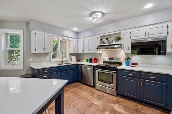 626 Hillside DR, Eagan, MN 55121