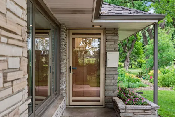 91 Mid Oaks LN, Roseville, MN 55113