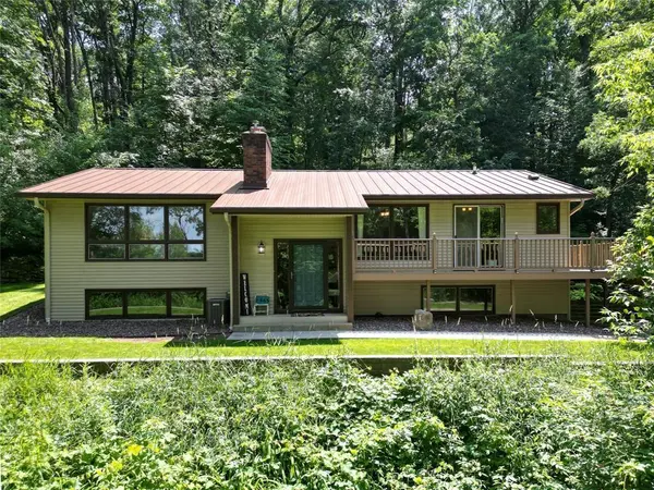 E865 Woodridge DR, Eau Claire, WI 54701
