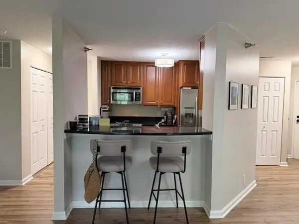 6010 Chasewood Pkwy #203, Minnetonka, MN 55343