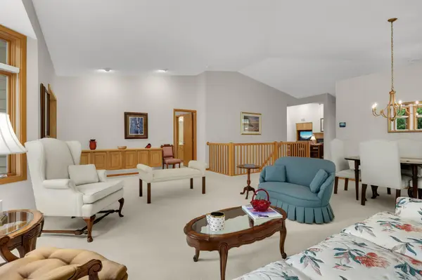 7081 Crowne Oak RD, Eden Prairie, MN 55344