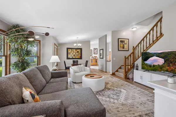 1729 Donegal DR, Woodbury, MN 55125