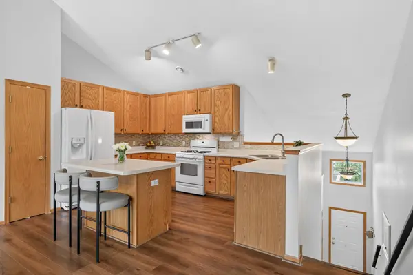 8002 Stratford CIR S, Shakopee, MN 55379