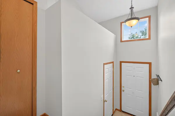 8002 Stratford CIR S, Shakopee, MN 55379