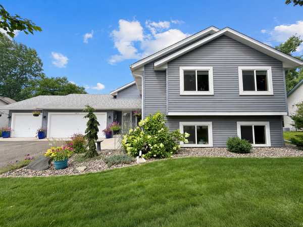 2870 Jordan DR, Woodbury, MN 55125